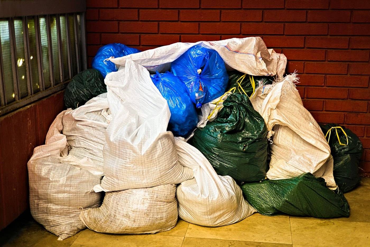 ¿La municipalidad retira escombros? Qué cubre el retiro municipal y qué no