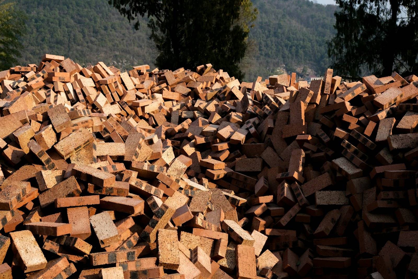Pila de ladrillos y restos de albañilería para retirar en Talca
