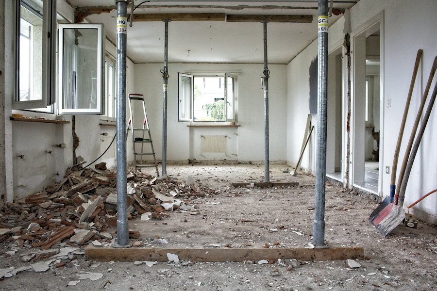 Departamento en remodelación con escombros en el piso